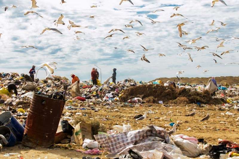 Растут горы мусора, возвышаются…